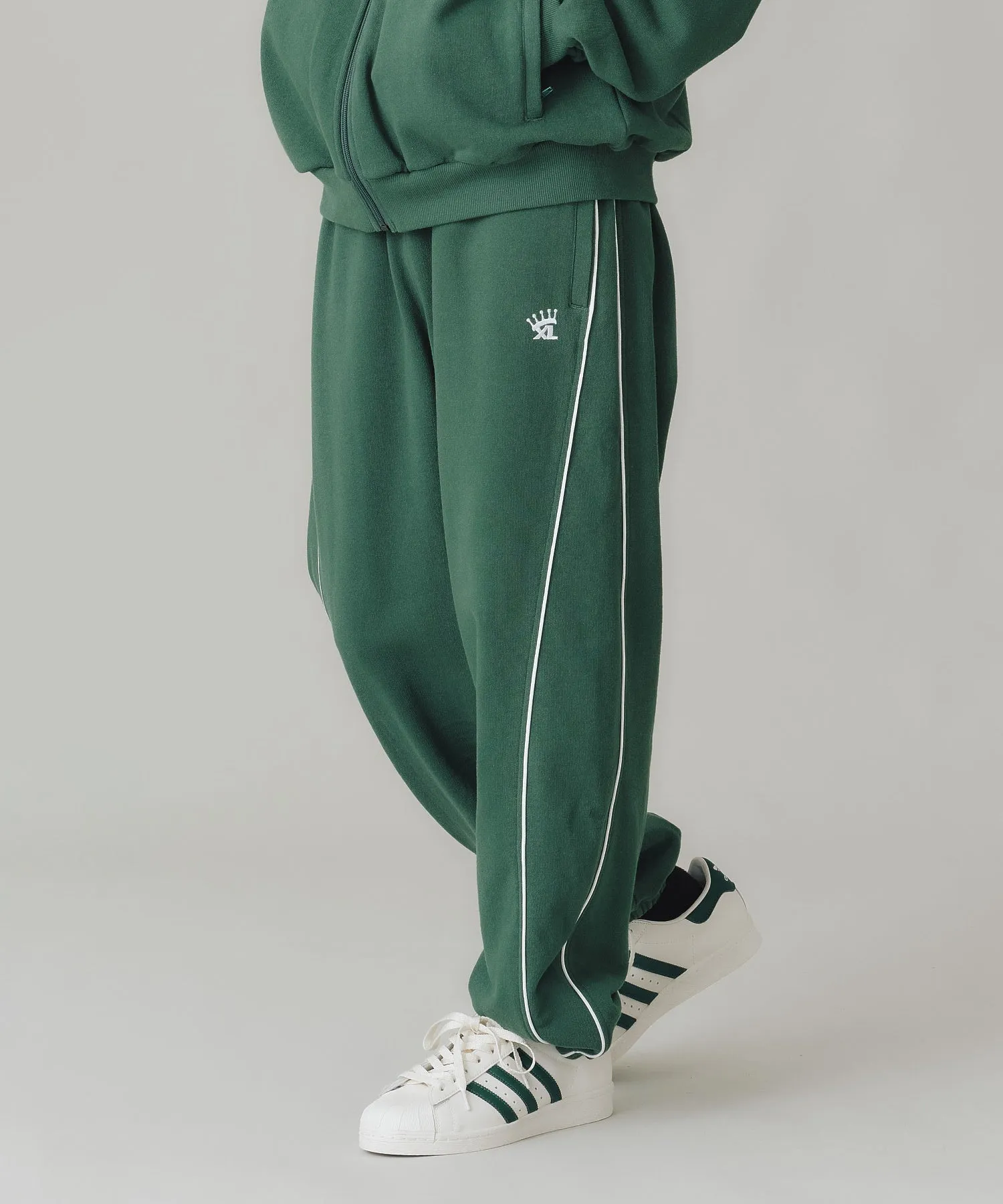 EMBROIDERED LOGO PIPING SWEATPANTS