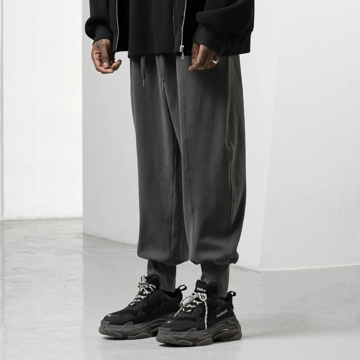 Symmetry Relaxed Fit Raised-seam Charcoal Sweatpants